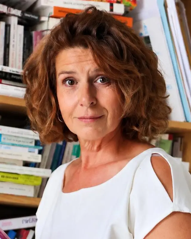 Sophie Guillot psychologue, devant sa bibliothèque